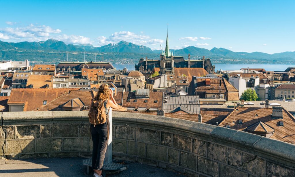 Blick von der Esplanade der Kathedrale über die Dächer von Lausanne auf Genfersee und Alpen
