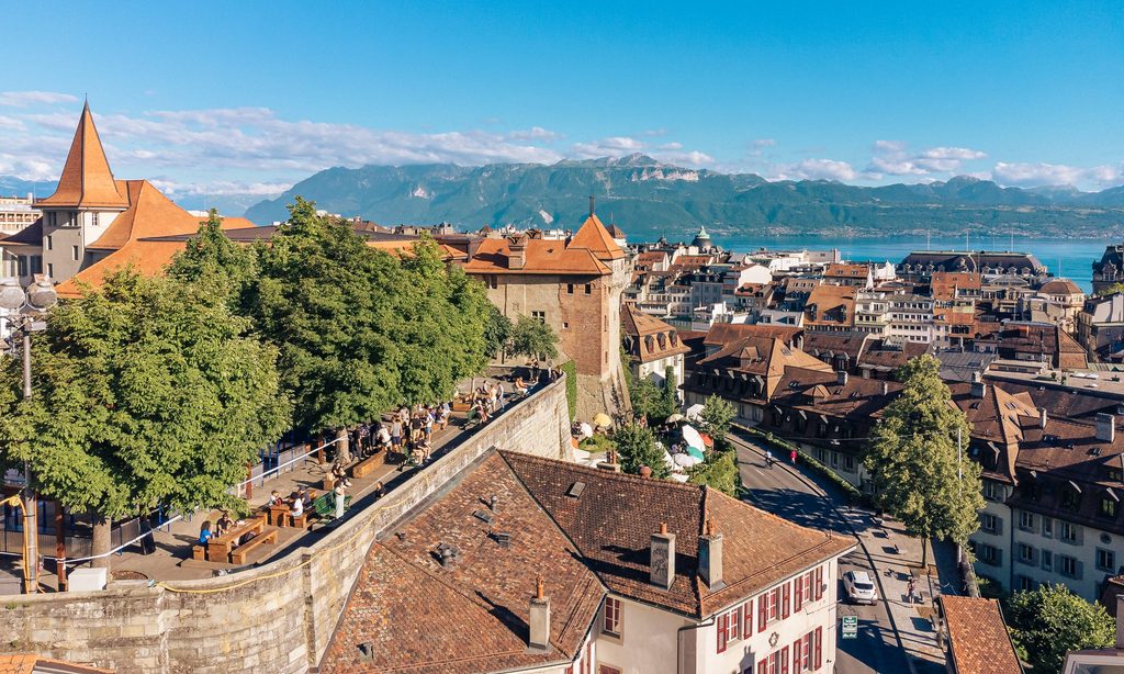 Luftaufnahme der Esplanade der Kathedrale in der Altstadt von Lausanne mit Blick auf den Genfersee