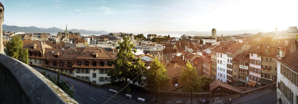 Panorama über die Dächer der Altstadt von Lausanne auf Genfersee und Alpen, gesehen von der Esplanade der Kathedrale